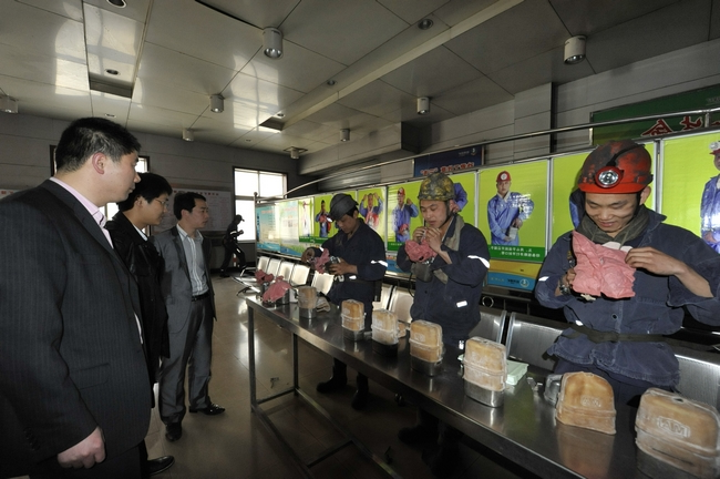 运河煤矿开展“自救器实战演练”抽查考核活动