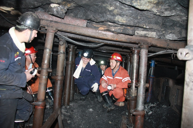 太平煤矿组织开展机关后勤、职能科室干部职工下井体验生活活动