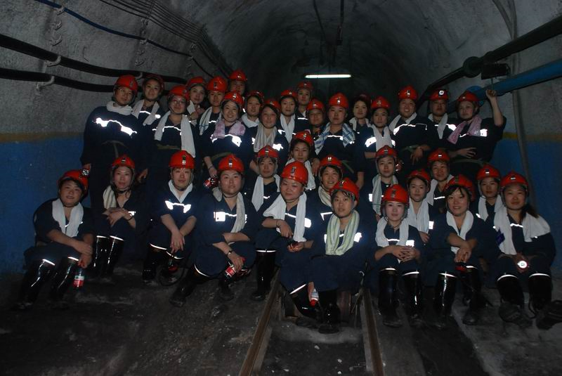 运河煤矿：组织矿嫂到采掘迎头“感受井下艰辛，情牵井下职工”亲情体验活动