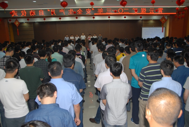 霄云煤矿举行2013年“安全生产月”启动仪式