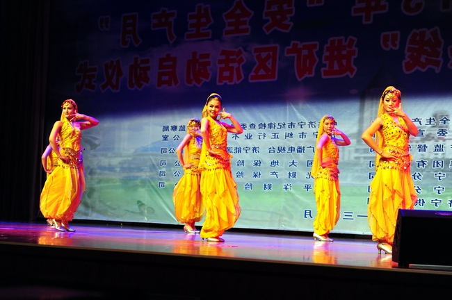 济宁市安全生产文艺演出走进安居矿区