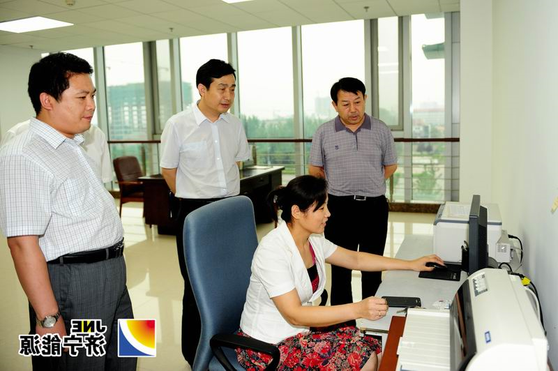 市档案局局长刘凡营一行到集团公司检查指导档案管理工作