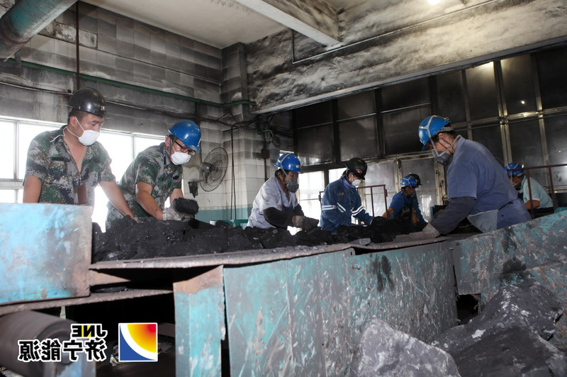 阳城煤矿工会组织机关后勤职工拣矸石活动“火热”开展