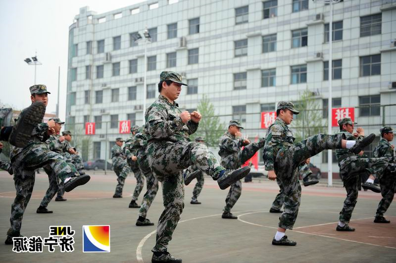 济宁军分区副参谋长王忠峰来集团公司检查民兵整组工作