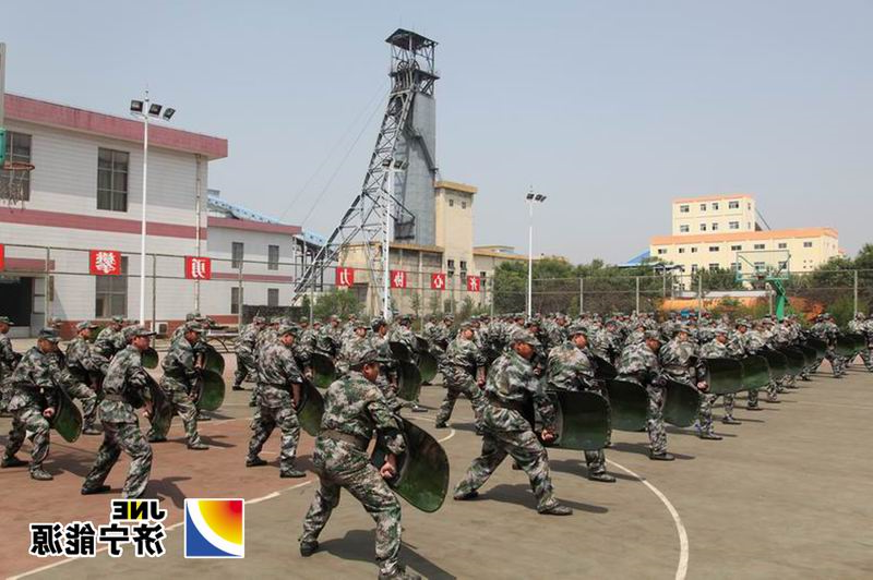 集团公司民兵应急连进行警棍盾牌操集训