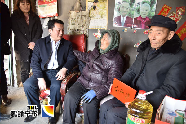 春节前夕金源煤矿负责人走访慰问困难职工家庭