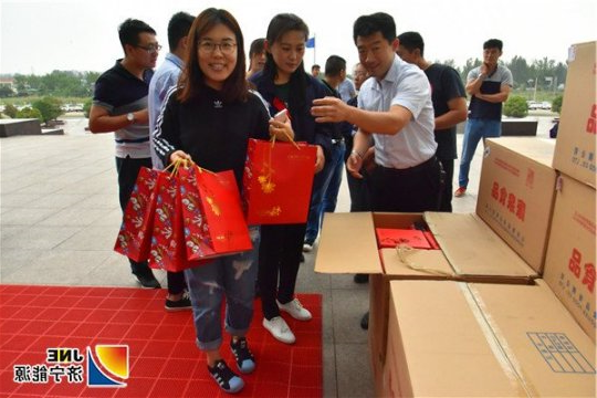 安居煤矿工会开展“中秋送月饼、真情嘱安全”活动