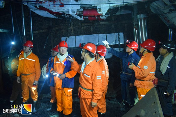 图一：2018年11月27日，马金平到运河煤矿督导检查工作（黄跃）.jpg