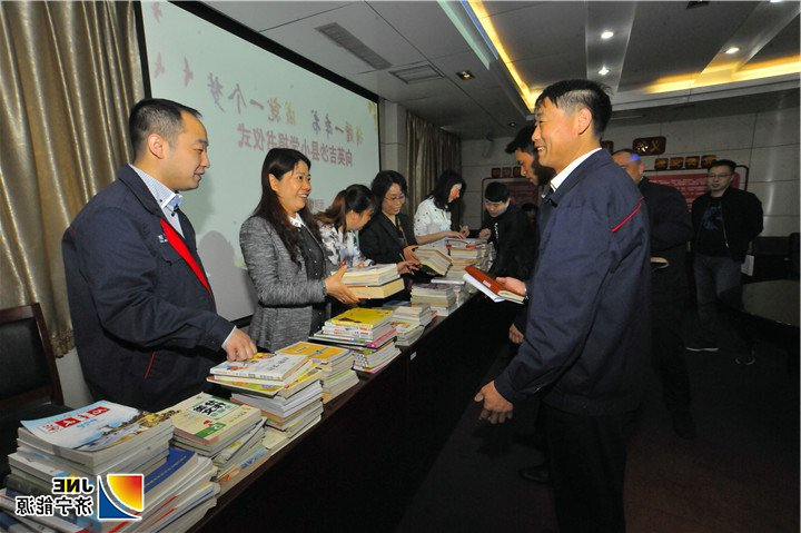 1557726770535874.jpg 2019年5月6日,运河煤矿组织开展献爱心捐书活动(张弘 徐秀娇).jpg