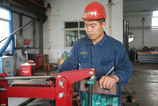 【发现榜样】 “双子星”成就大梦想  ---记“济宁能源发展集团2019年职工职业技能大赛”矿井维修钳工一、二等奖获得者岳振、文博