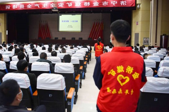 万众红心丨看，金桥煤矿志愿者的红马甲！