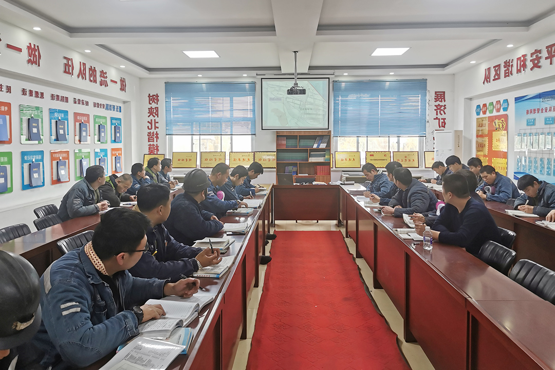 2021年11月10日朱家峁煤矿开展“事故案例分析讲解每天一案例”活动（张奎连摄）.jpg