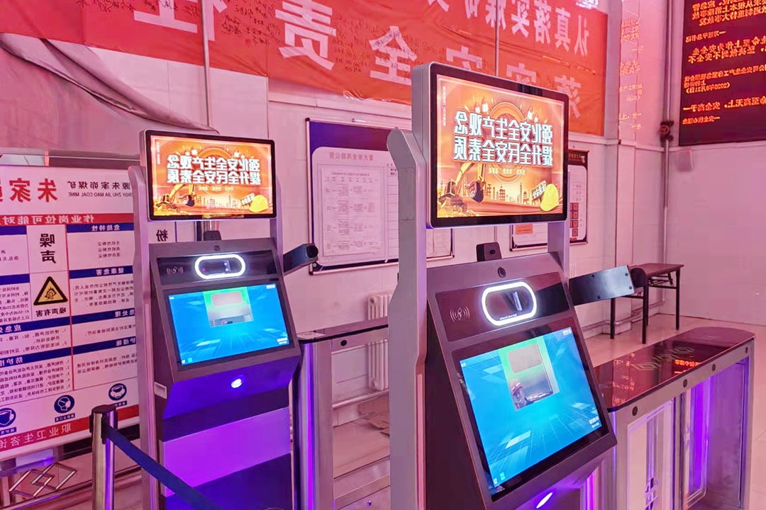 1638522020792015.jpg 2021年12月3日朱家峁煤矿井口检身安全保障系统再升级徐文青摄) (2).jpg