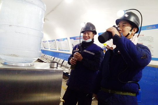 我为职工办实事丨霄云煤矿为井下职工配备防爆饮水机