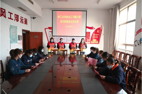 霄云煤矿开展送法到基层——“三八”维权宣传活动