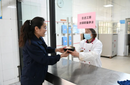 霄云煤矿：一碗长寿面 生日再添福