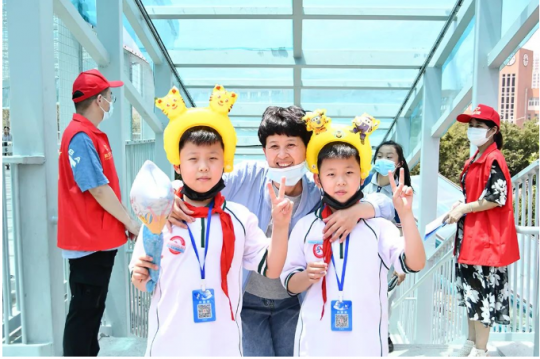 济宁能源“万众红心”志愿者开展“守护上学路”志愿服务活动