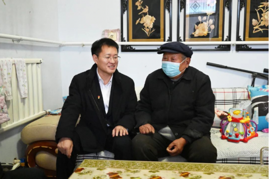 王崇景到集团公司联建村开展联建活动